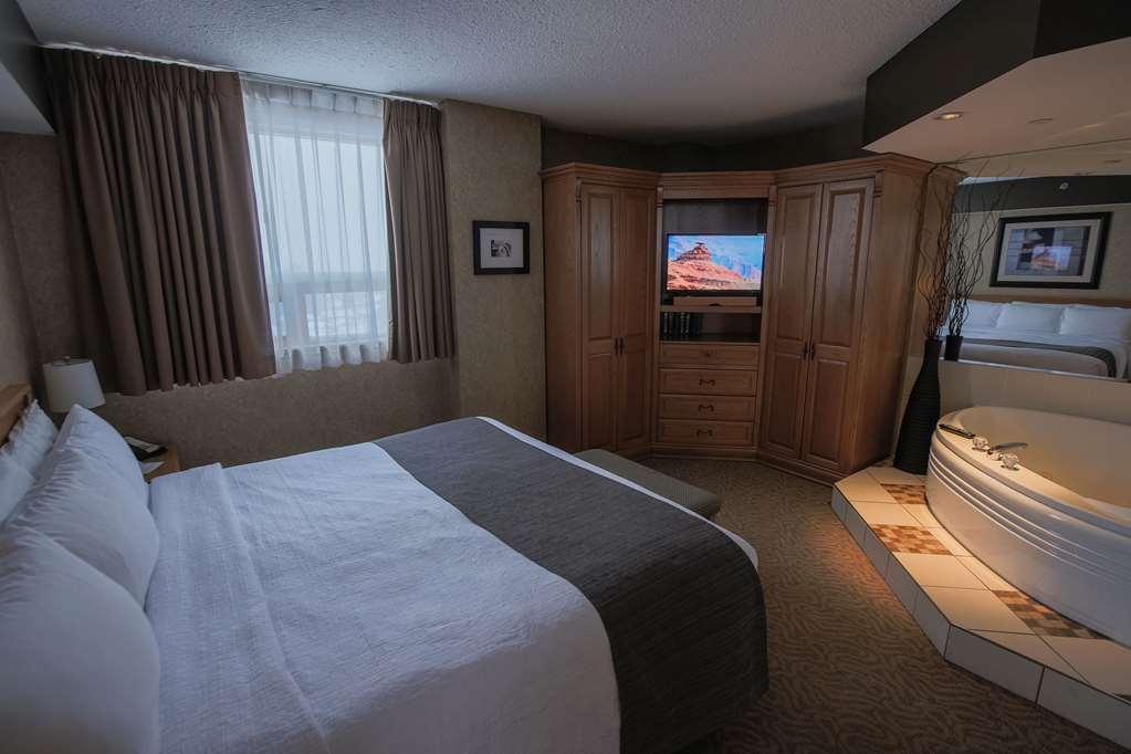 The Glenmore Inn & Convention Centre YYC Room photo