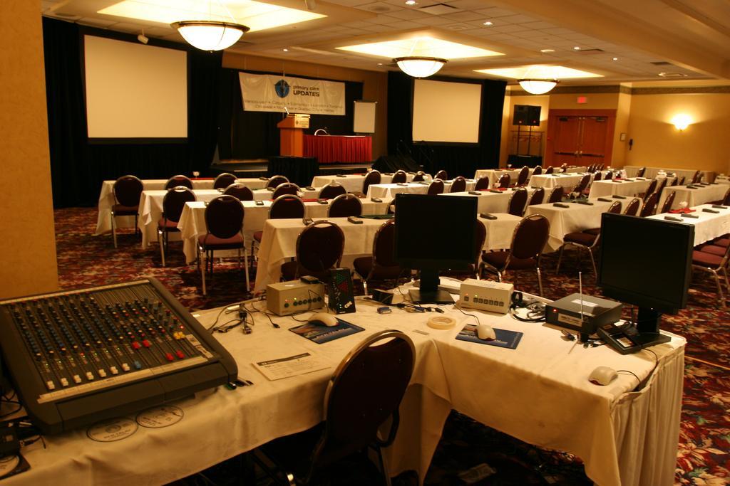 The Glenmore Inn & Convention Centre YYC Exterior photo