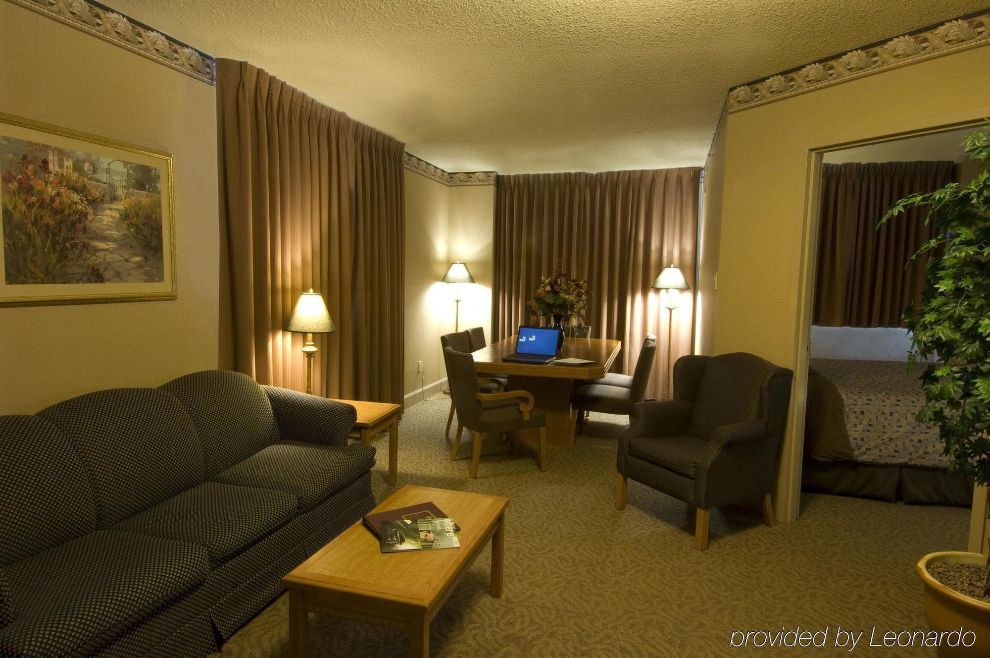 The Glenmore Inn & Convention Centre YYC Room photo