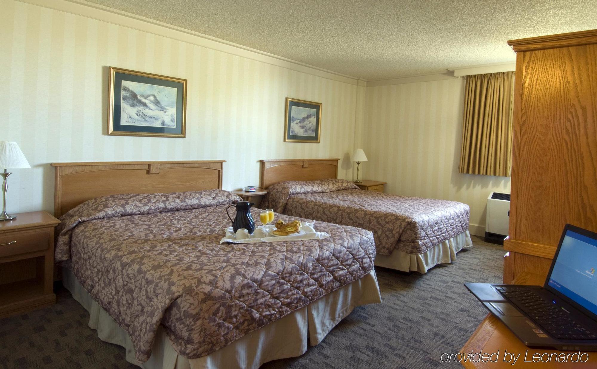 The Glenmore Inn & Convention Centre YYC Room photo
