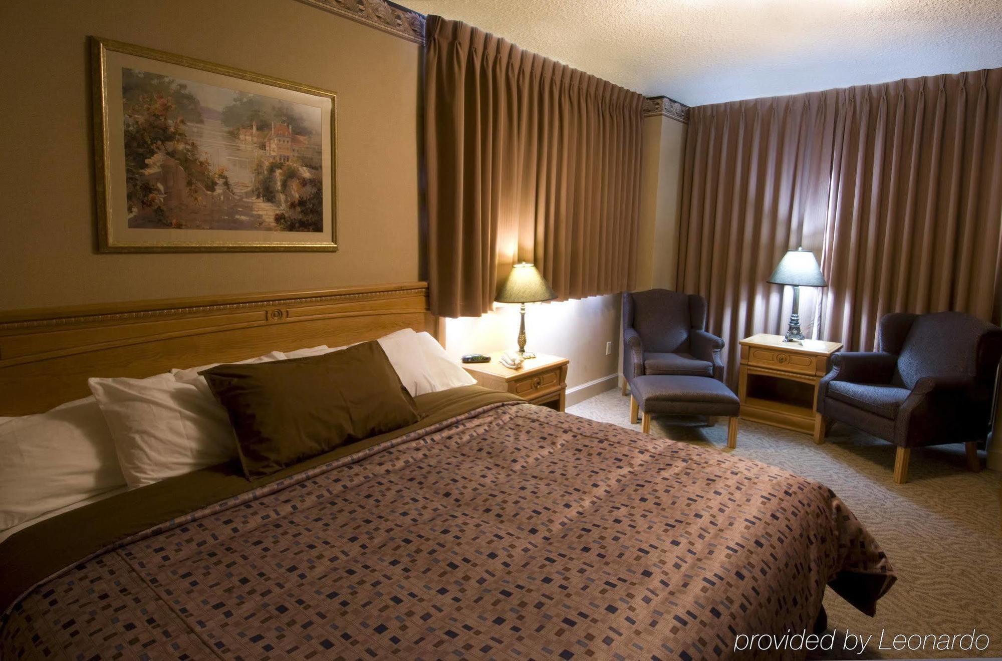 The Glenmore Inn & Convention Centre YYC Room photo