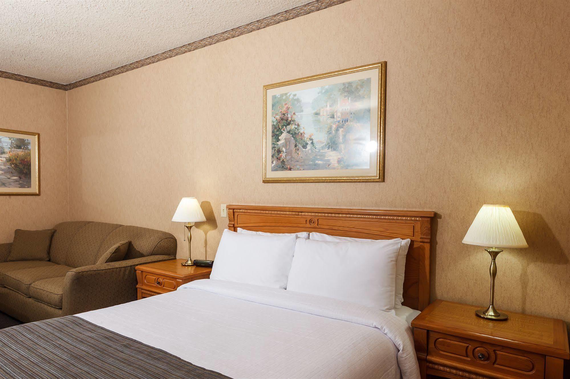 The Glenmore Inn & Convention Centre YYC Exterior photo